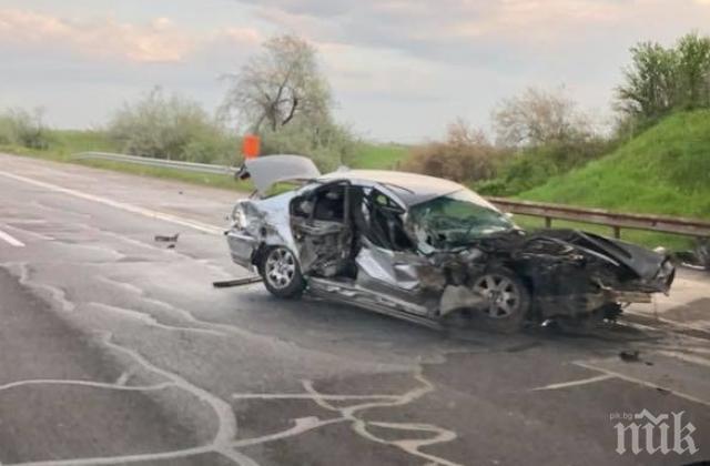 Смачкана кола блокира трафика по АМ Тракия (ВИДЕО)