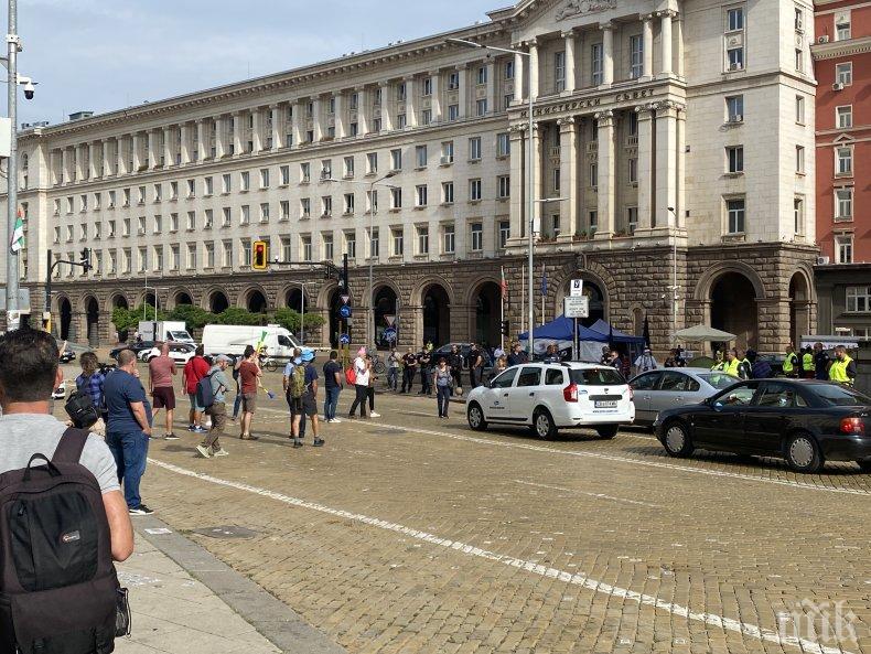 СКАНДАЛ В ПИК: Хаджигенов с 10 души пробва нова провокация пред НС, още не е в ареста! (СНИМКИ)