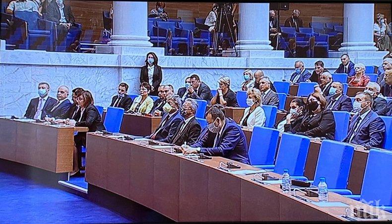 Депутатите гласуват две оставки и решават за машинния вот