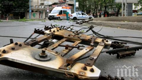 ИНЦИДЕНТ: Тролейбусна жица потроши камион в Пловдив 