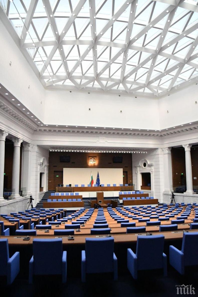 Депутатите с ново работно място - ето как изглежда залата в бившия Партиен дом (СНИМКИ)