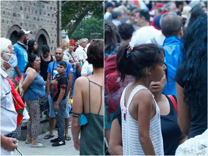 Мощно ромско подкрепление на метежа - вижте тумбите с цигани и какво правят на площада (ВИДЕО/СНИМКИ)