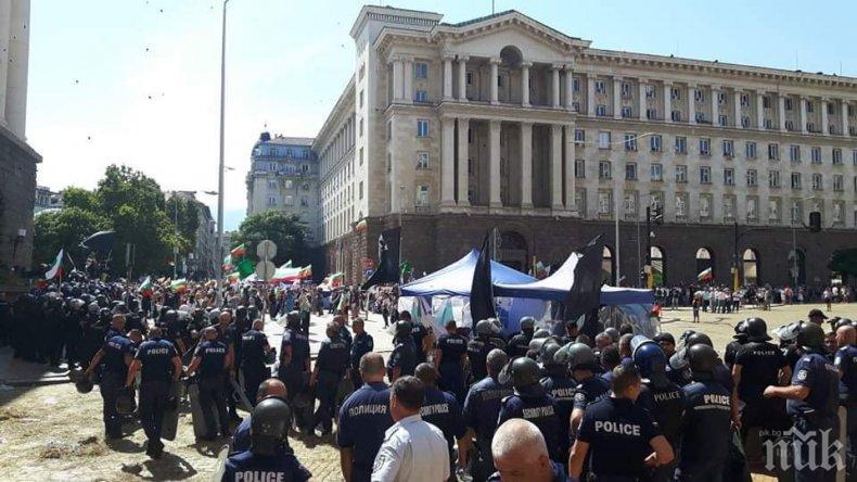 ЕКСКЛУЗИВНО В ПИК: Вижте кой драсна клечката да пали полицаи пред Народното събрание (СНИМКА/ВИДЕО)