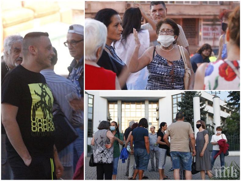 ИЗВЪНРЕДНО В ПИК: Десетки граждани отново опазиха кръстовището при Румънското посолство от метежниците (СНИМКИ)