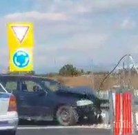 Кола се разби в мантинела край Пловдив (ВИДЕО)
