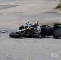 Кола помете моторист до бар в Бургас, има ранени