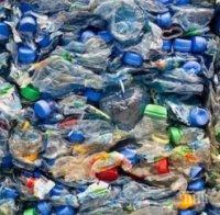 Тонове пластмасови отпадъци изоставени в двора на варненска фирма