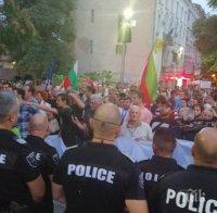 Напрежение и в Пловдив: Метежници в сблъсък с полицията, искат да освобождават задържан протестър - униформените ги озаптиха (СНИМКИ)