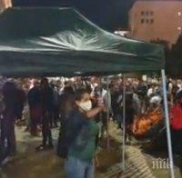 СВИНЩИНАТА: Катунарите пак се развихриха - коват палатки пред Министерския съвет, зоват за щурм срещу полицията (СНИМКИ)   