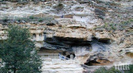 сигнал пик върнаха 2000 души българи румънци аладжа манастир затворен точно националния празник