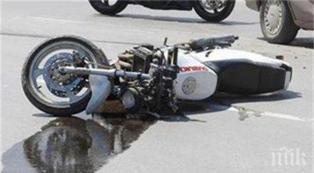 кола помля двама мотористи първомай