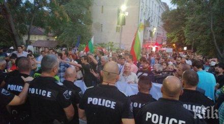 напрежение пловдив метежници сблъсък полицията искат освобождават задържан протестър униформените озаптиха снимки