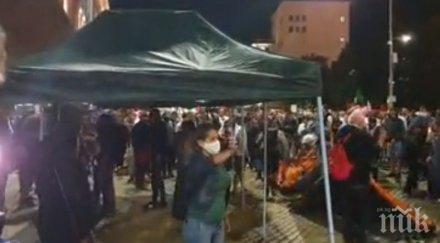 свинщината катунарите пак развихриха коват палатки министерския съвет зоват щурм полицията снимки