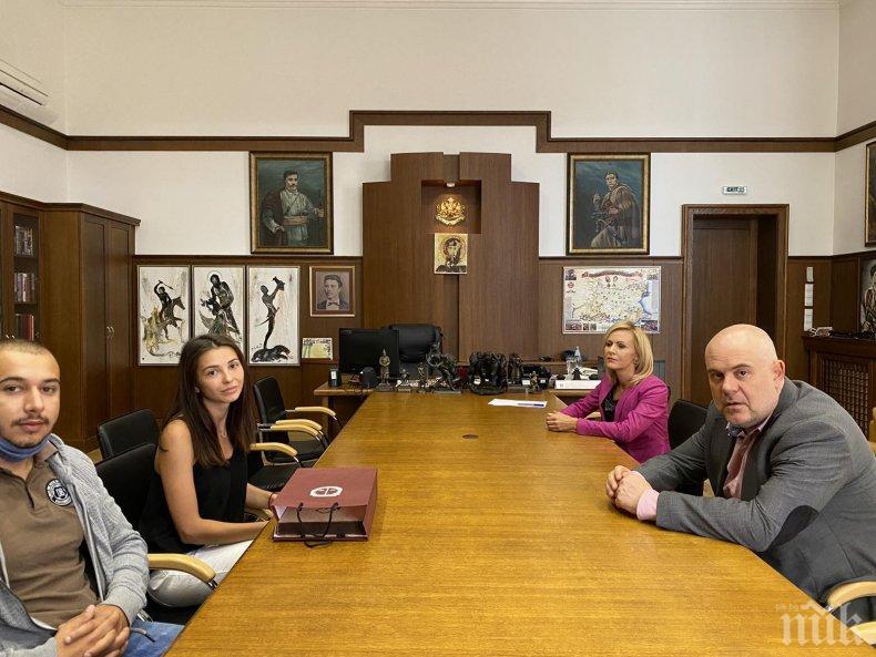 ПЪРВО В ПИК: Главният прокурор се срещна с жената с ударената два пъти кола от джип на централно кръстовище в София