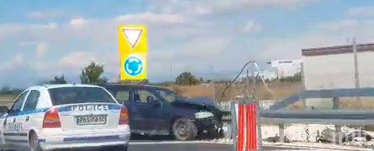 Кола се разби в мантинела край Пловдив (ВИДЕО)