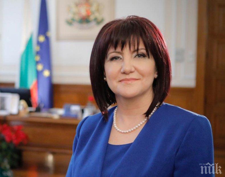 Цвета Караянчева награждава победителките в турнира по стрелба 8-ми март