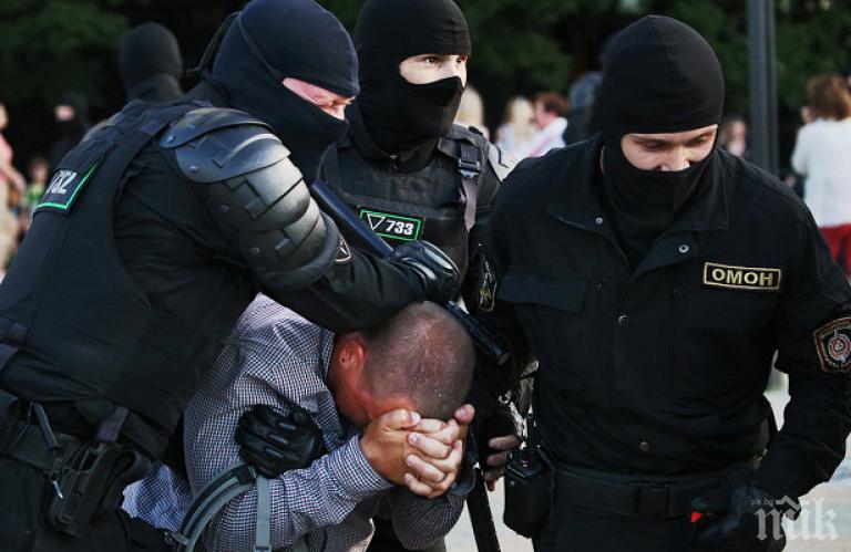 Полицията в Беларус извежда студенти от университет, щракна им белезниците