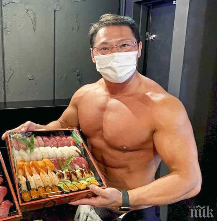 Японски ресторант привлича клиенти с голи културисти