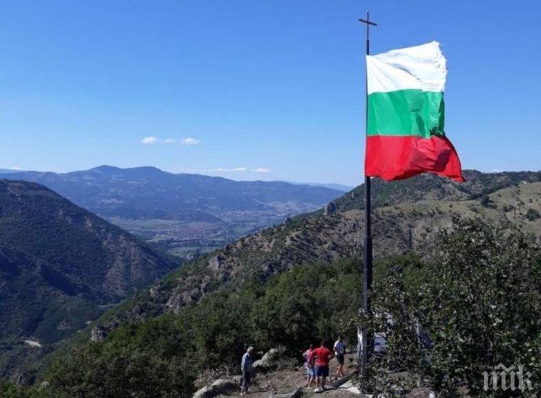 Българското знаме се развява от 15-метров пилон над Кресненското дефиле