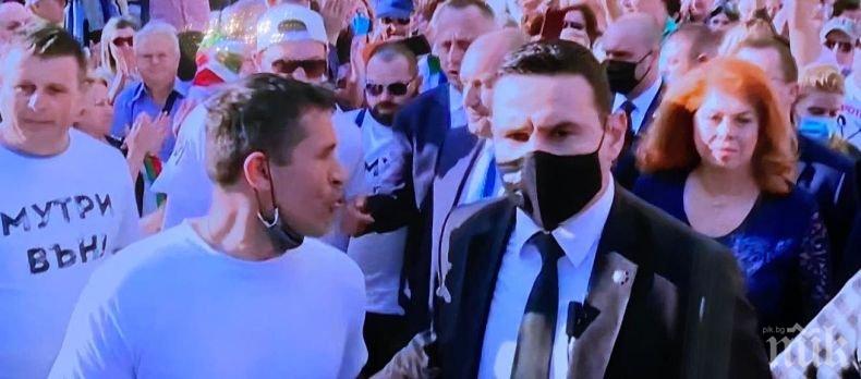 ПОРАЗЯВАЩО БЕЗОБРАЗИЕ: Частна фирма охранявала Румен Радев до парламента и обратно с тениски Оставка