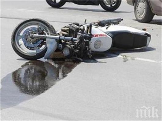 Кола помля двама мотористи край Първомай