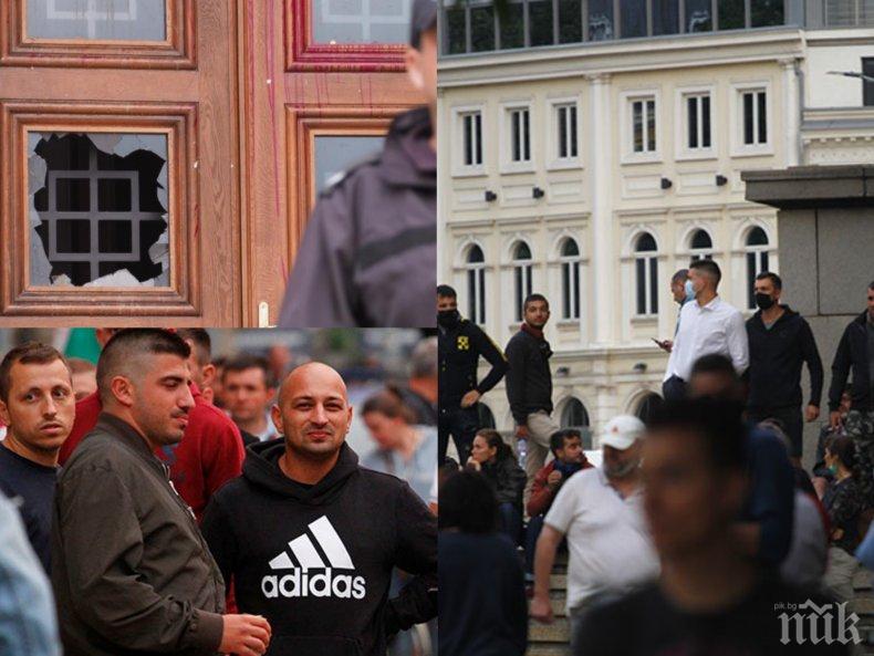 АГИТКИТЕ ПРИИЖДАТ: Гробовното трио пак събра биячи под юмрука на Радев - мятат камъни и счупиха прозорец на парламента (СНИМКИ)