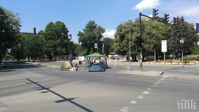 Полицията разчиства палатковите лагери на метежниците във Варна