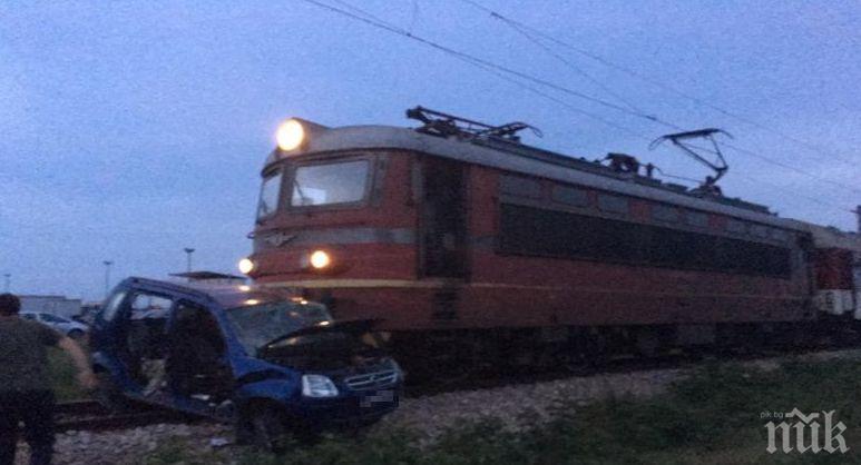 КРЪВ И СМАЧКАНИ ЛАМАРИНИ: Влак и кола се блъснаха край Две могили