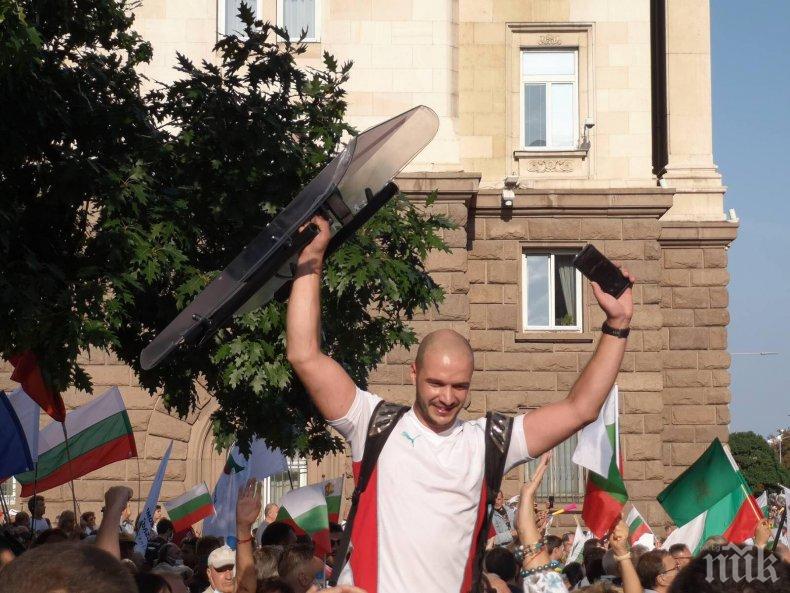 Болшевиките продължават гаврата с полицията, направиха си фейсбук група за подигравки към пострадалите униформени 