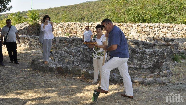 Крепостта Свети Дух над Минерални бани става като Царевец