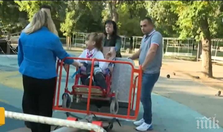 ПОТРЕС: Счупиха за пореден път люлка за деца в неравностойно положение
