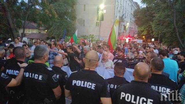 Напрежение и в Пловдив: Метежници в сблъсък с полицията, искат да освобождават задържан протестър - униформените ги озаптиха (СНИМКИ)