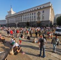 ЗАПОЧНА СЕ! Първи арест на метежа: Задържаха мъж с нож, хората на Копейкин атакуват с яйца