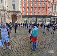 Размахващият юмруци Радев се скри отчаян - превратаджията от 