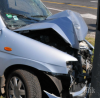 ОТ ПОСЛЕДНИТЕ МИНУТИ: Жена заби колата си в стълб в Пловдив