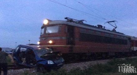 чудо шофьор оцеля удар влак автомобилът бил влачен метра