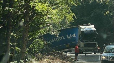 първо пик поредна катастрофа тир петрохан тежките камиони отнасят мантинелите наред снимки