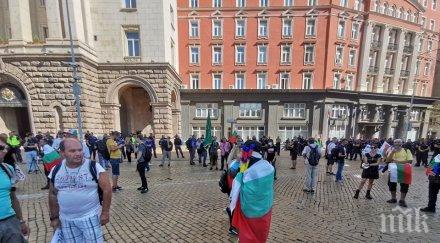 размахващият юмруци радев скри отчаян превратаджията дондуков надъхва метежниците фейсбук провала малобройната сбирка снимки