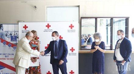 лев инс дарение началните училища компанията осигури дезинфектанти специални съоръжения децата видео снимки