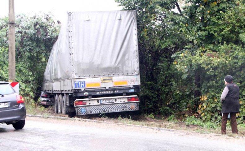 Село скочи на протест срещу влитащи в дворовете им тирове