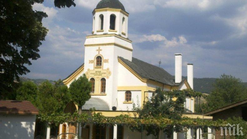 В Симитли отслужват храмов празник