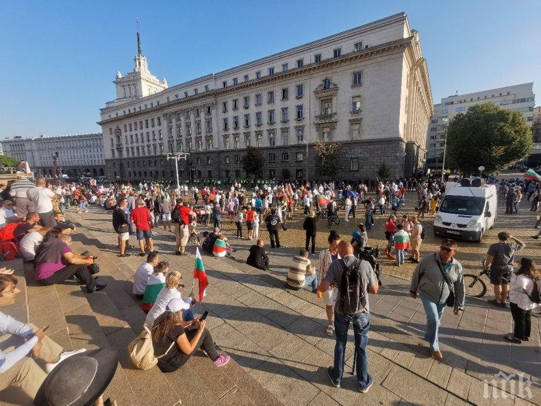 ЗАПОЧНА СЕ! Първи арест на метежа: Задържаха мъж с нож, хората на Копейкин атакуват с яйца