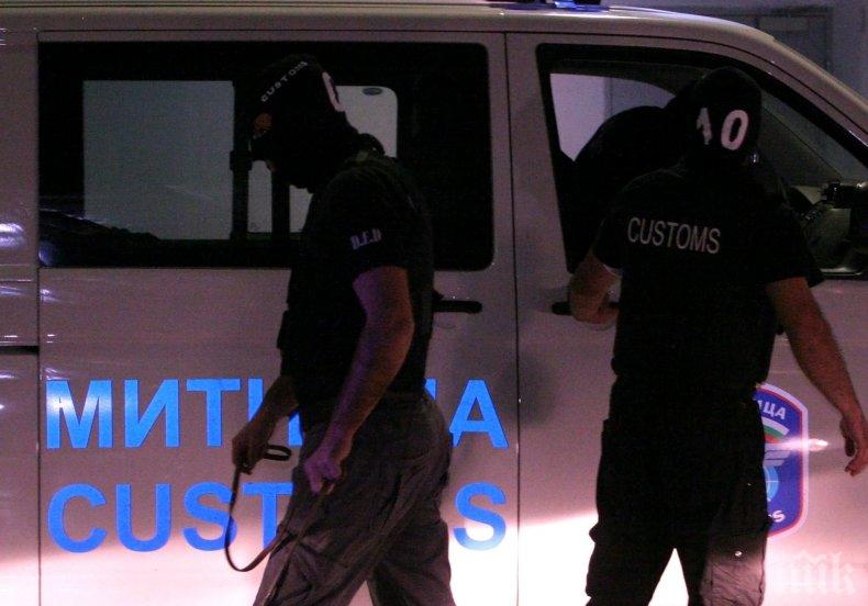 Митнически служители от Авиоконтрол задържаха 500 флакона обезболяващ крем