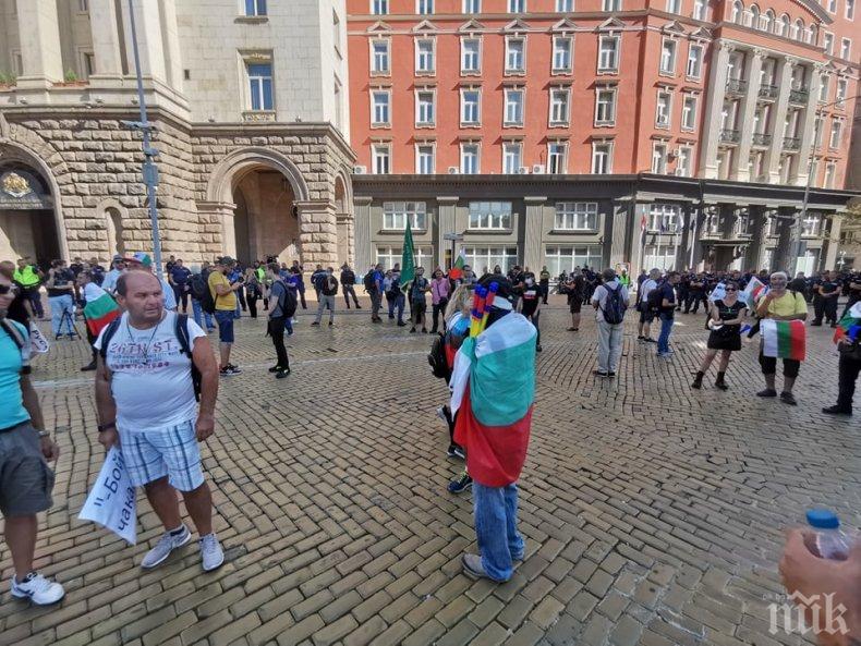 Размахващият юмруци Радев се скри отчаян - превратаджията от Дондуков 2 надъхва метежниците от Фейсбук след провала на малобройната сбирка (СНИМКИ)