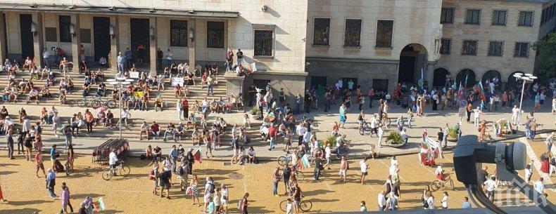 БЕЗ КОМЕНТАР: Ето го великото народно въстание (СНИМКИ)