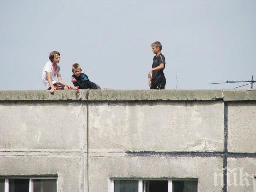 Пожарникари спасиха малки деца, качили се на покрив заради изгубена топка
