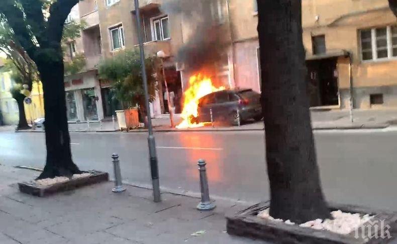 Автомобил горя в центъра на София