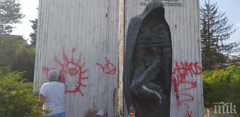 НЯМАТ СПИРКА: Вандали намацаха с цервена боя и паметника загиналите във войните за Свободата на България в Плевен