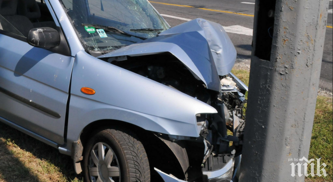 ОТ ПОСЛЕДНИТЕ МИНУТИ: Жена заби колата си в стълб в Пловдив