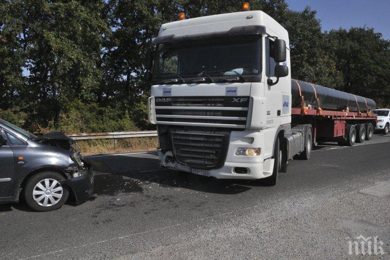 Камион с тръби за газопровода Гърция - България катастрофира край Хасково (СНИМКИ)